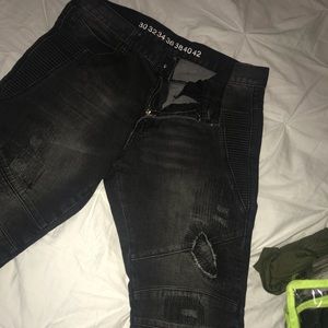 Men’s jeans missing button